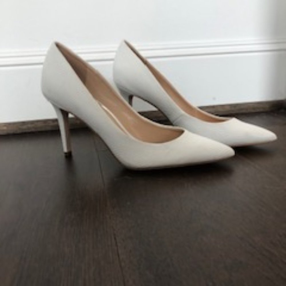 Never worn white snakeskin Jessica Simpson pump